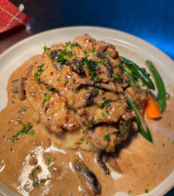 Featured image for “Just landed! A gorgeous veal scallopini! Beautifully cooked veal topped with a creamy mushroom sauce laid on a bed of mash with veggies! You can’t go wrong!  #wp”